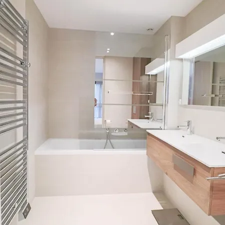 Gray Renovated Luxurious Located In Apartment *