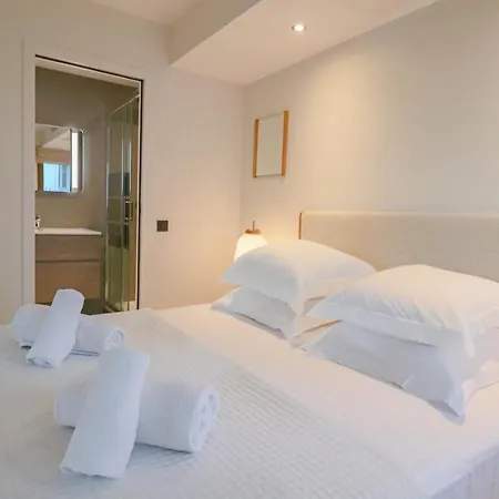 Gray Renovated Luxurious Located In Apartment