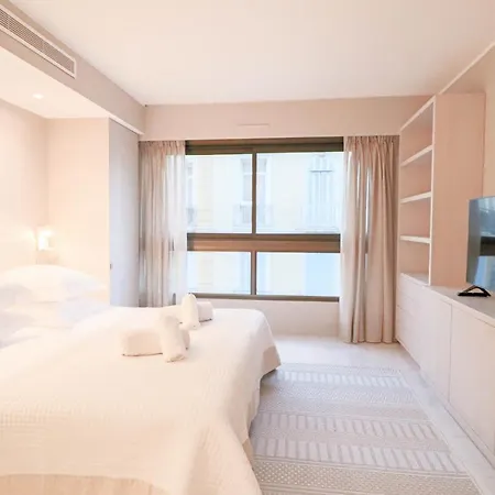 Gray Renovated Luxurious Located In Apartment *